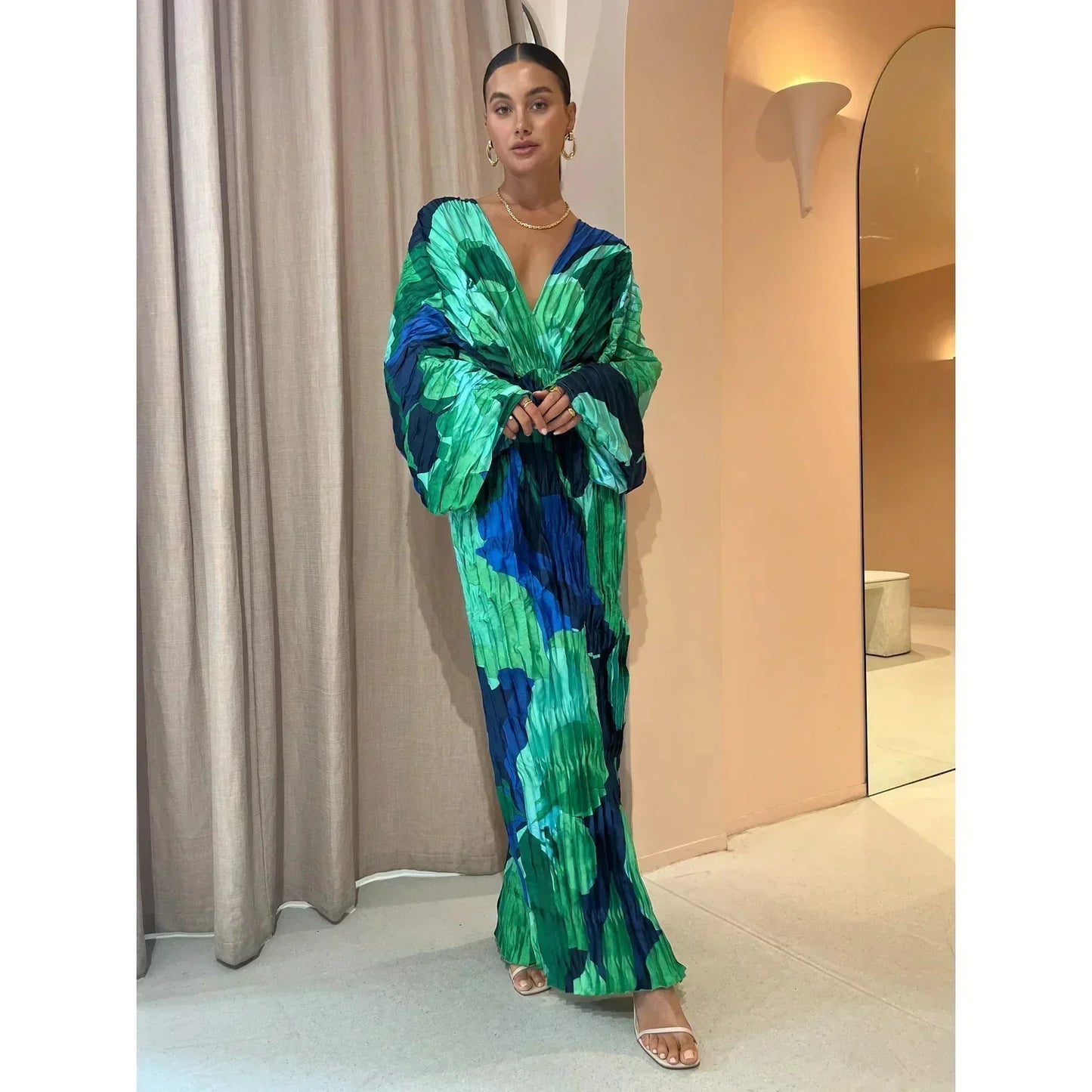 Elegantes Jeshia Kleid mit V-Ausschnitt