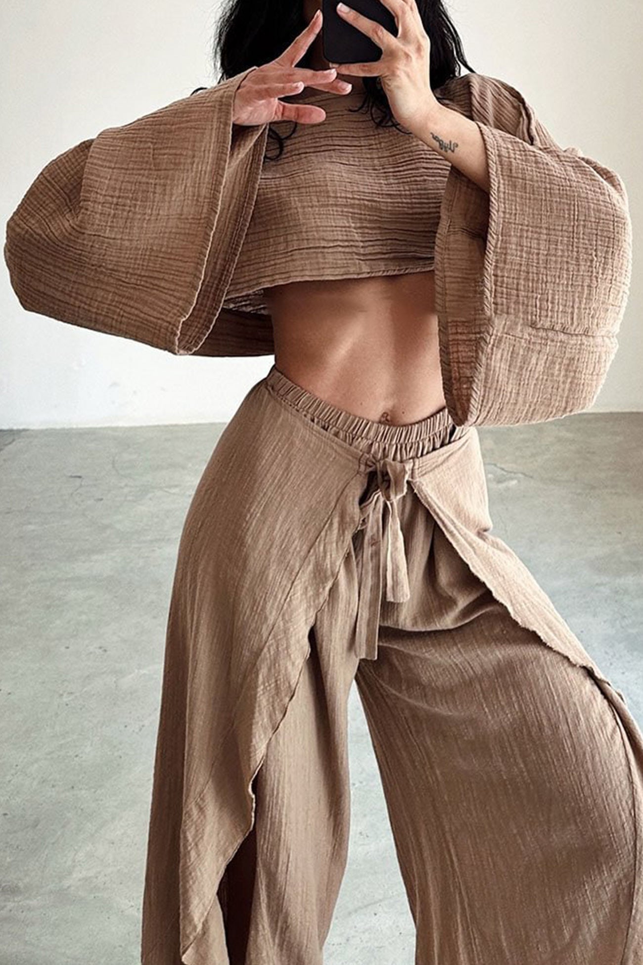 Fudus Crop Top und Schlitzhosen Set