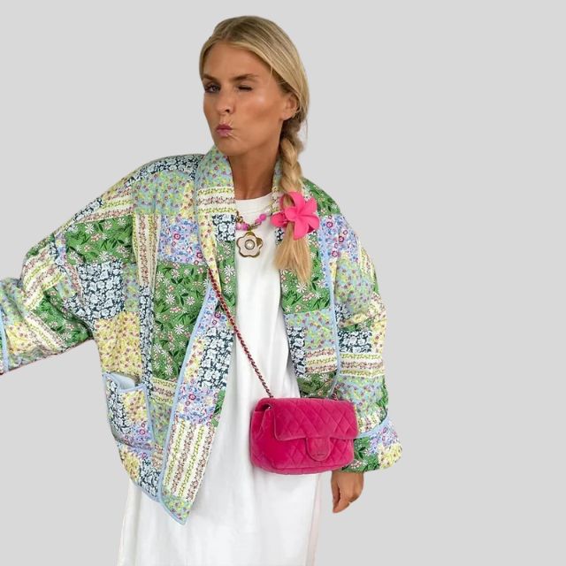 Bequeme, gesteppte Jacke mit Reißverschluss und Blumenmuster von Uzaer