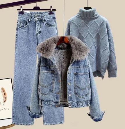 Krohn-e | Drei Teiliger Satz Bestehend Aus Jeans, Einer Jeansjacke und Einem Gestrickten Pullover mit Hohem Kragen