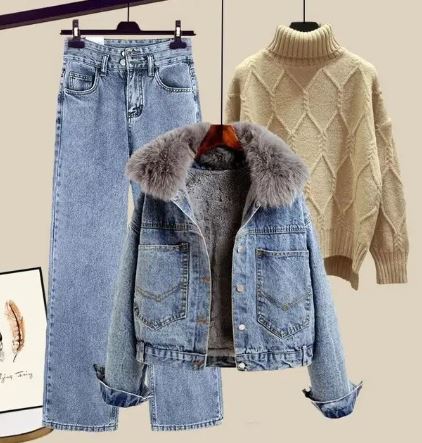 Krohn-e | Drei Teiliger Satz Bestehend Aus Jeans, Einer Jeansjacke und Einem Gestrickten Pullover mit Hohem Kragen