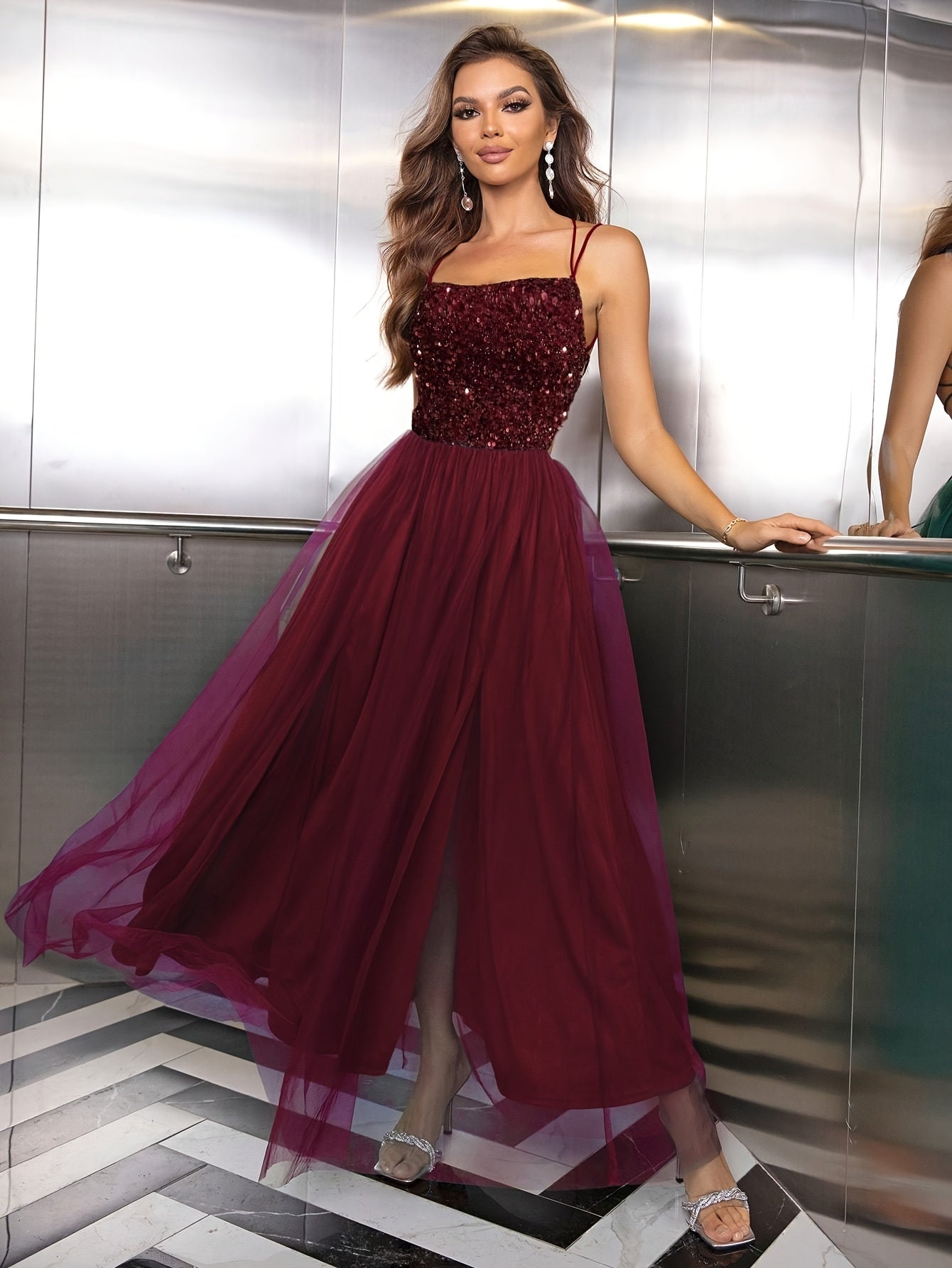 Schwarzes Abendkleid mit Pailletten von Valda