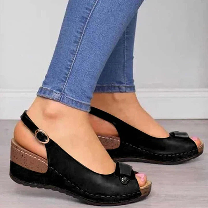 Damen-Sandalen von IRIS: Orthopädisch, spitz und mit Absatz