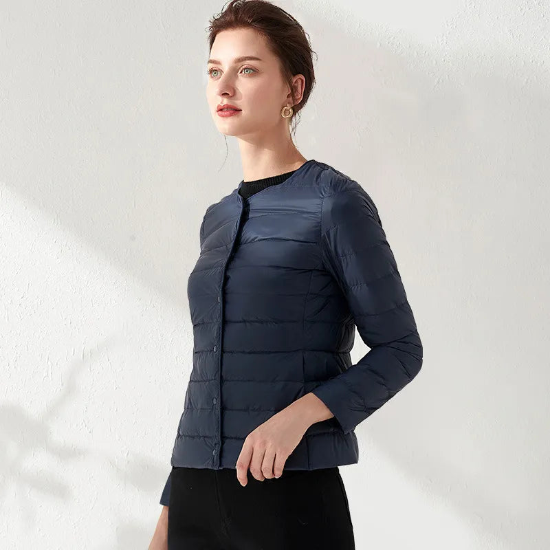 Krohn-e | Leichte, kragenlose und figurbetonende Damen-Daunenjacke
