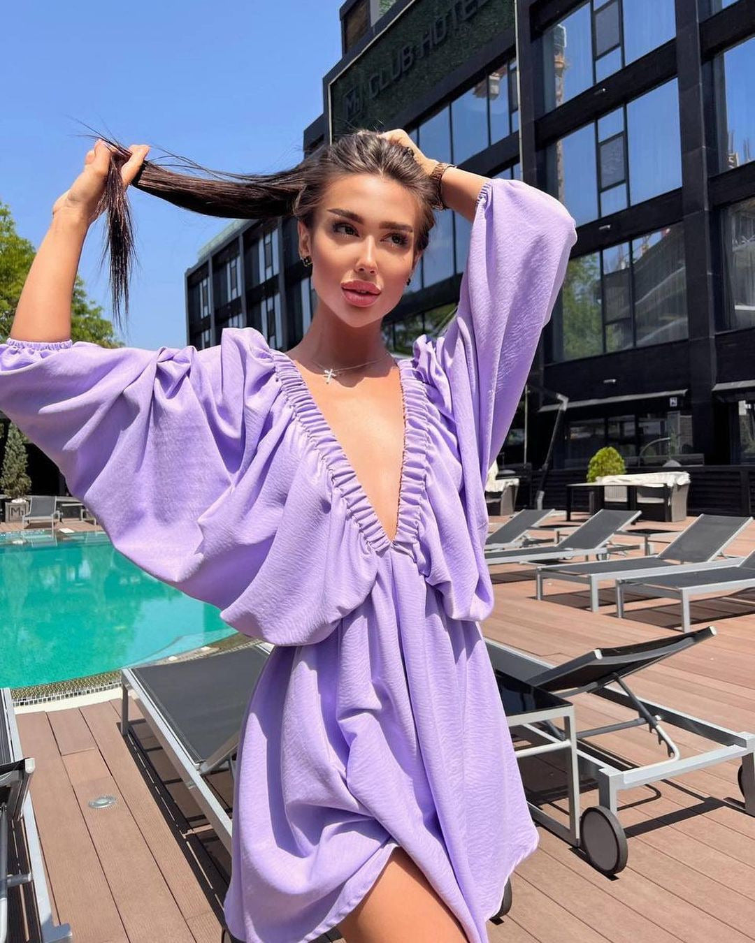 Hayley Kleid mit V-Ausschnitt und Laternenärmeln