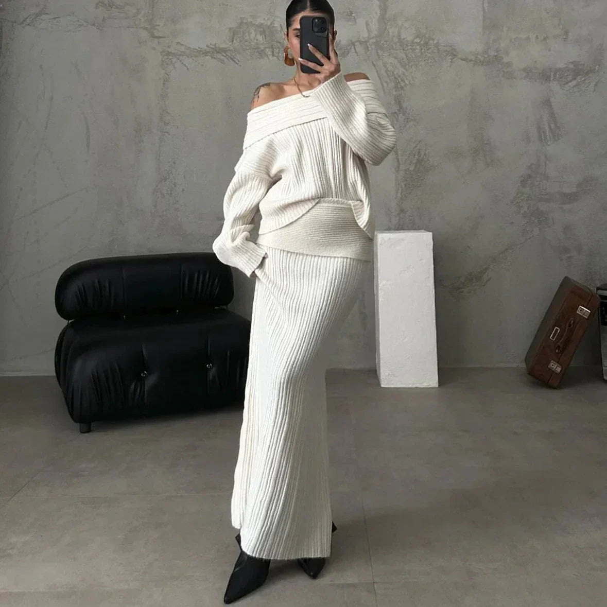 Krohn-e | Elegantes Satz Aus Schulterfreiem Pullover und Tailliertem Strickrock
