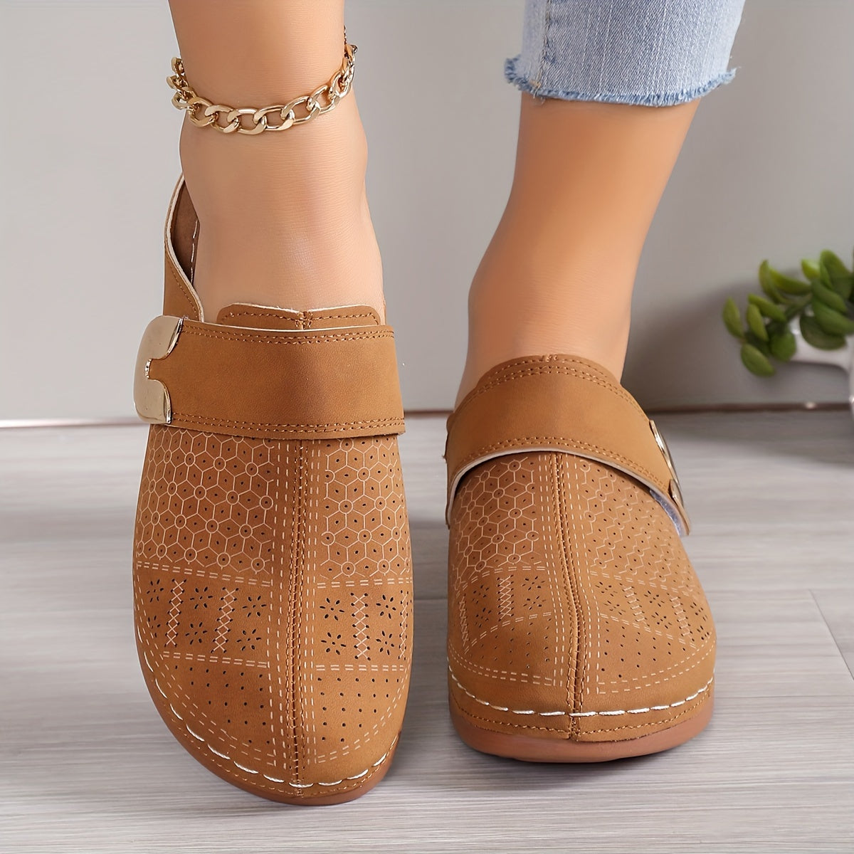 Leba | Damen Clogs Slip-On Lochung Metallschnalle Flach Komfort