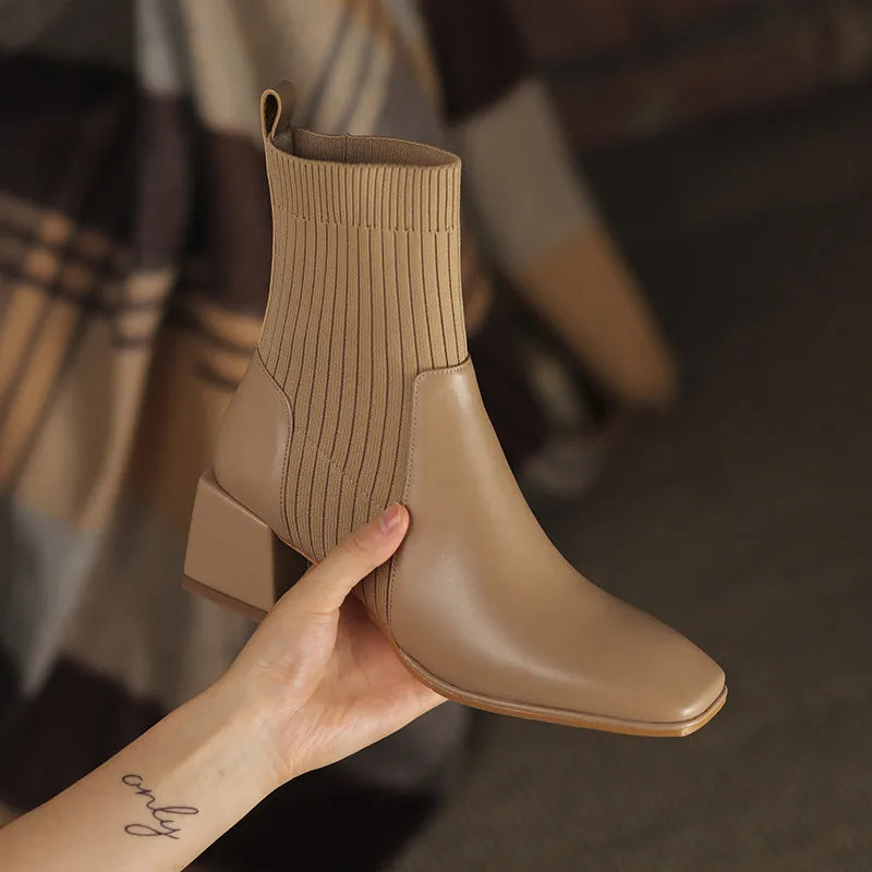 Krohn-e | Stiefel mit Quadratischer Zehenpartie und Elastischen Stricksocken