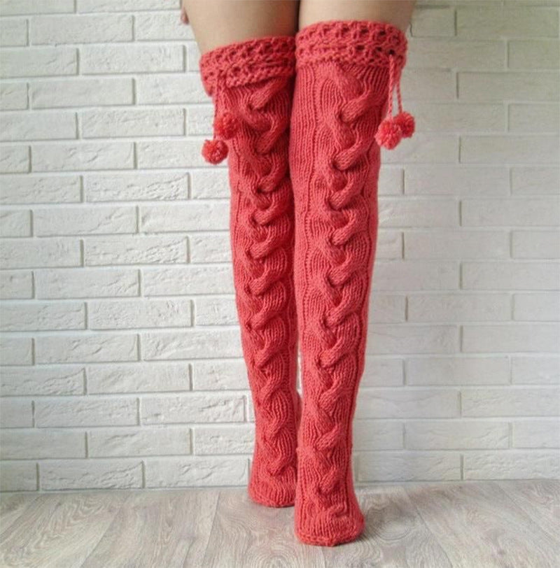 Stricksocken über Knie mit Rüschenball