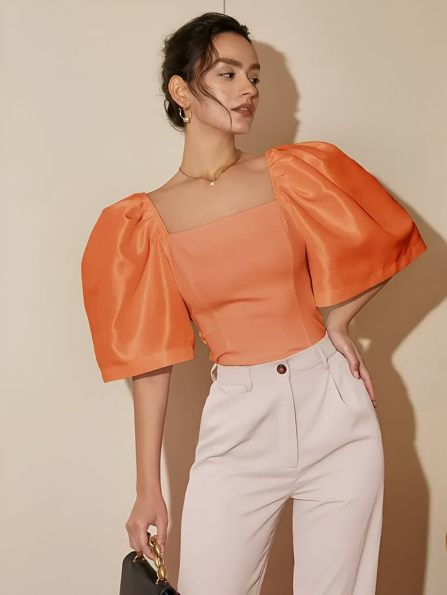 Schicke, figurbetonte Bluse mit quadratischem Ausschnitt von Fudus