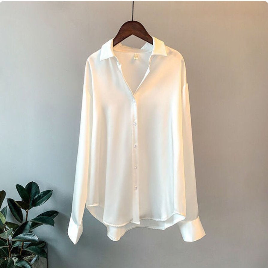 Krohn-e | Satin Übergröße Bluse mit Knopfverschluss