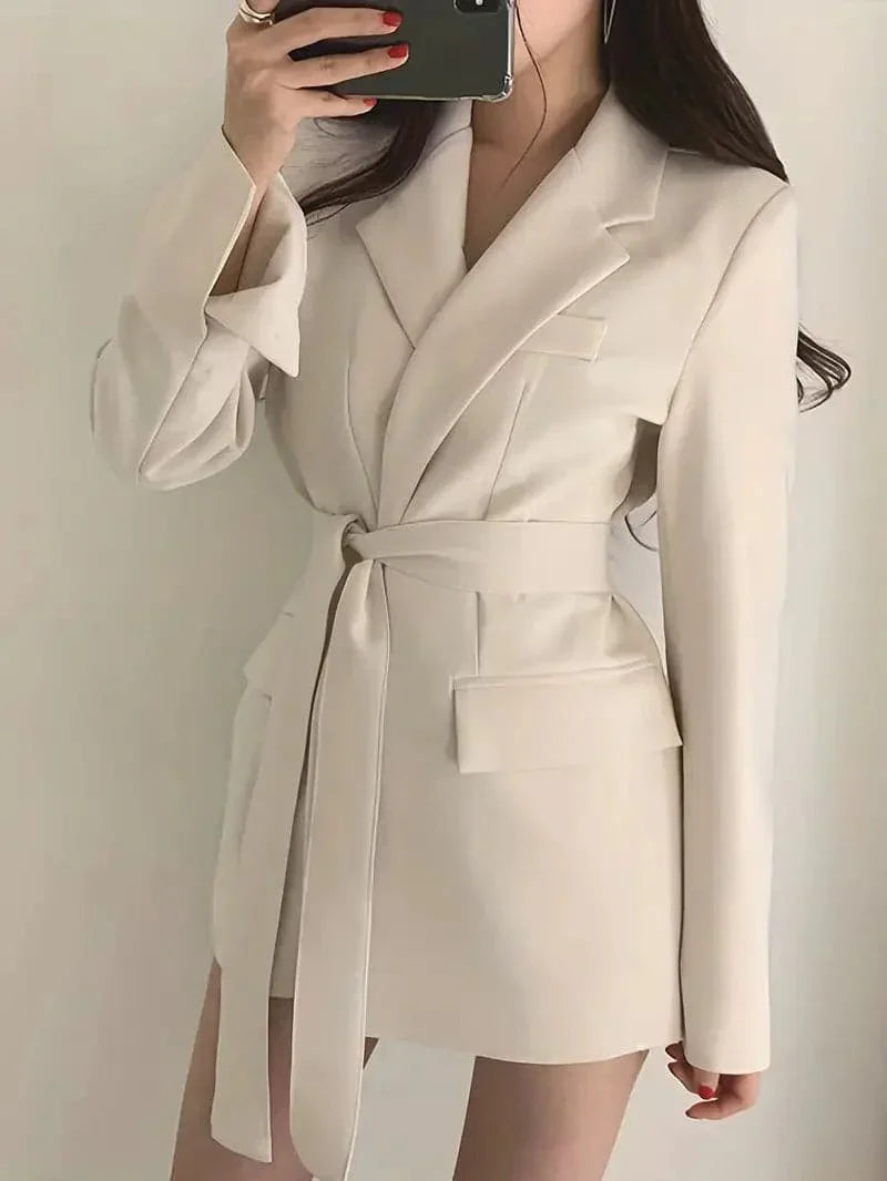 Krohn-e | Blazer Kleid - Taillierte Passform - Reverskragen - Bindegürtel - Mini Länge