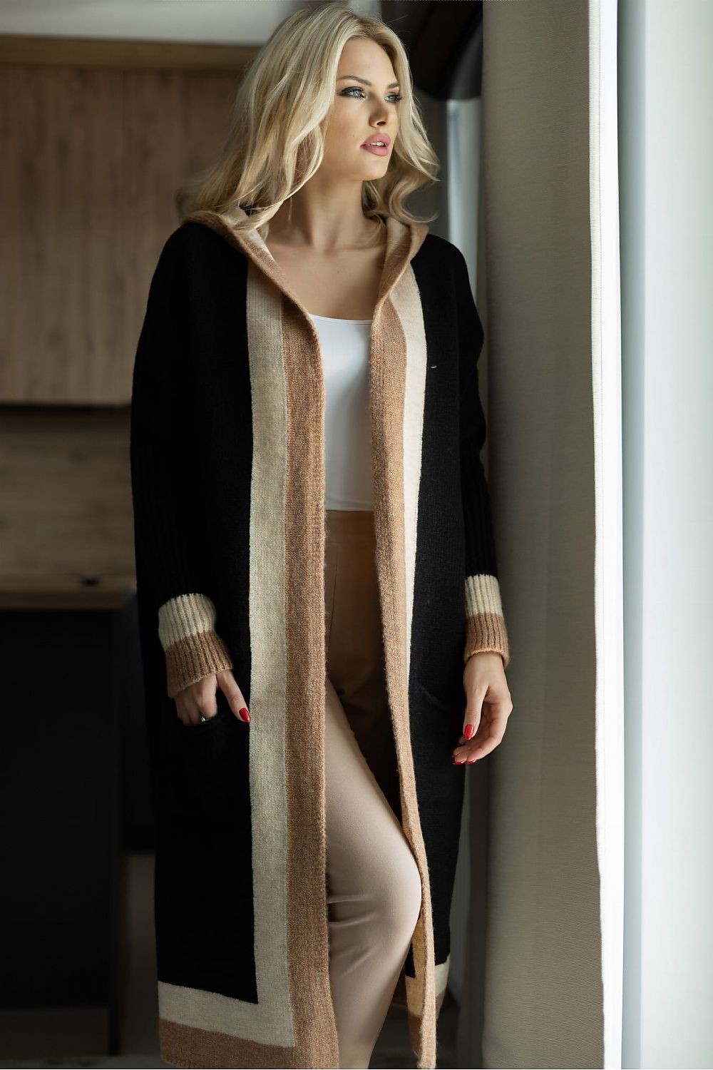 Krohn-e | Langer Strickcardigan mit Kapuze Weich und Stilvoll Kontrastdetails