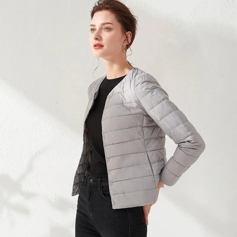 Krohn-e | Leichte, kragenlose und figurbetonende Damen-Daunenjacke