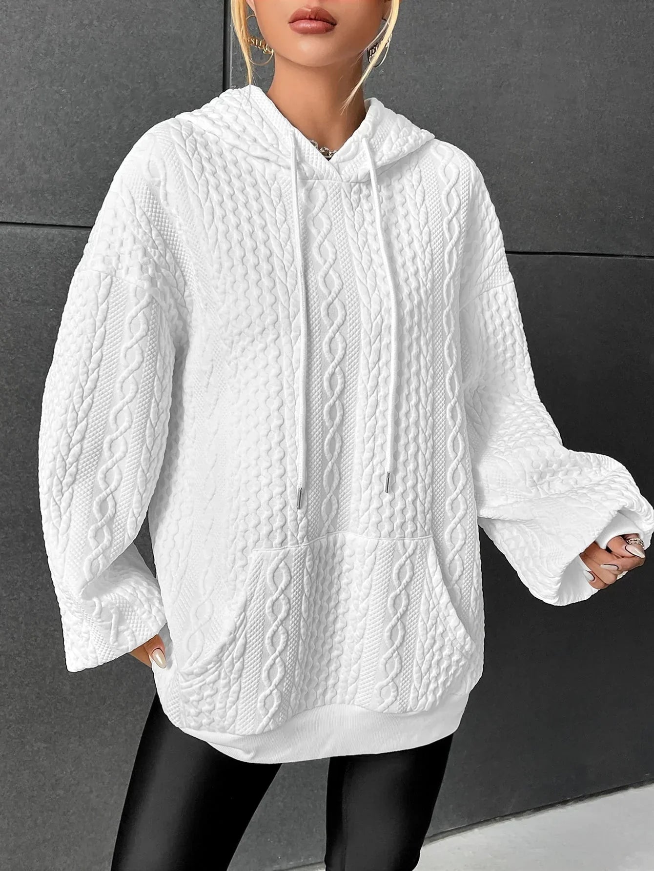 Krohn-e | Übergroßer Pullover mit Kapuze und Kordelzug mit Kordelzug