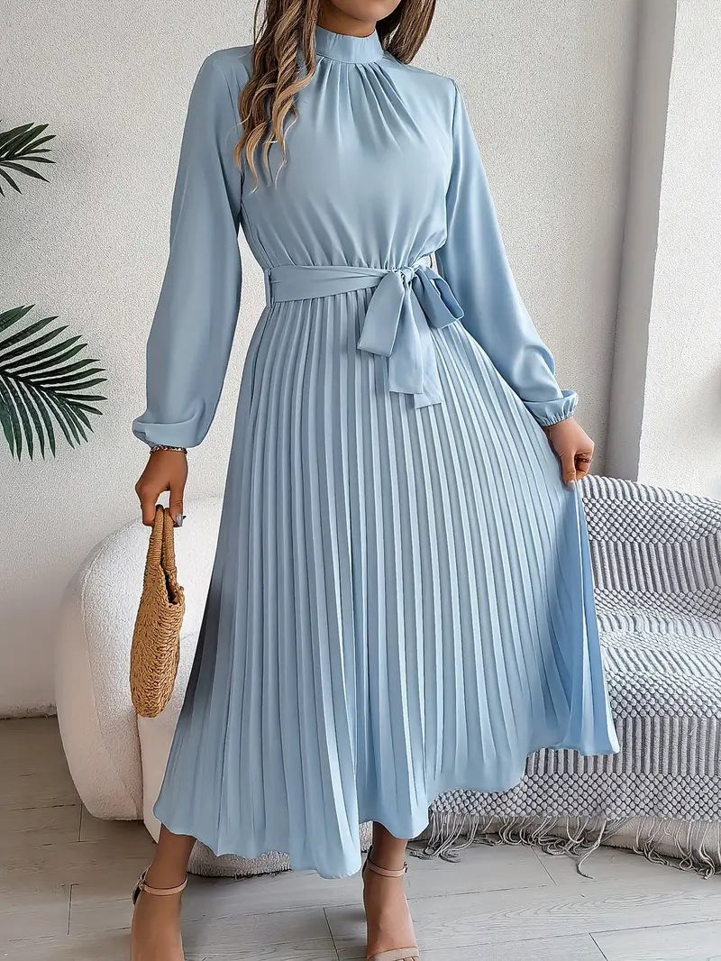 Krohn-e | Schlichtes Kleid mit Stehkragen und Plissiertem Gürtel