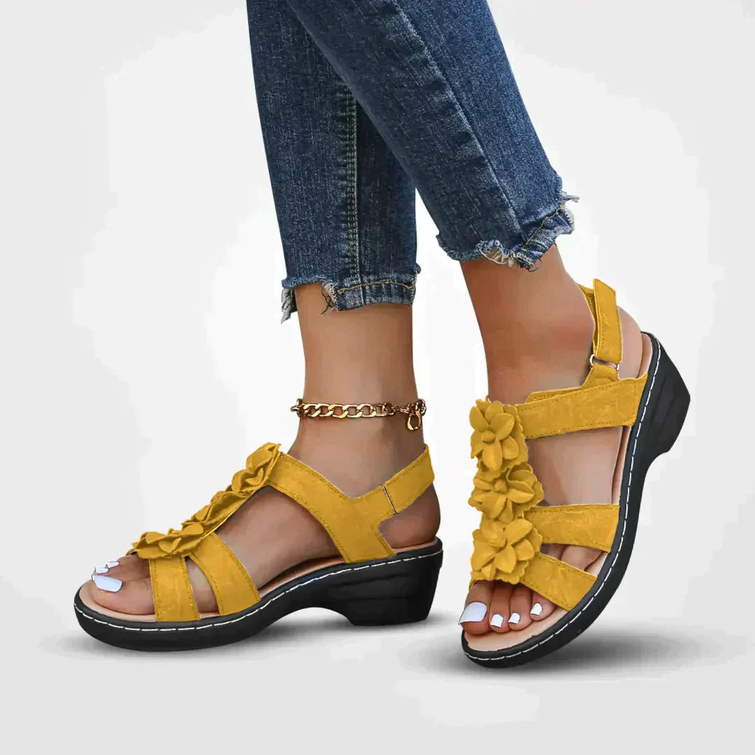 Monikas Damen Sommersandale mit Blumenmuster und Plateau