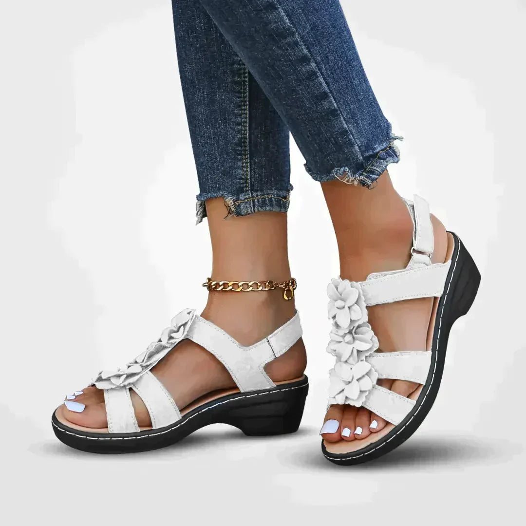 Monikas Damen Sommersandale mit Blumenmuster und Plateau