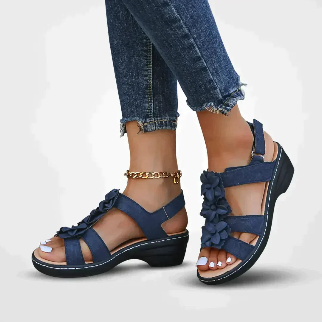 Monikas Damen Sommersandale mit Blumenmuster und Plateau
