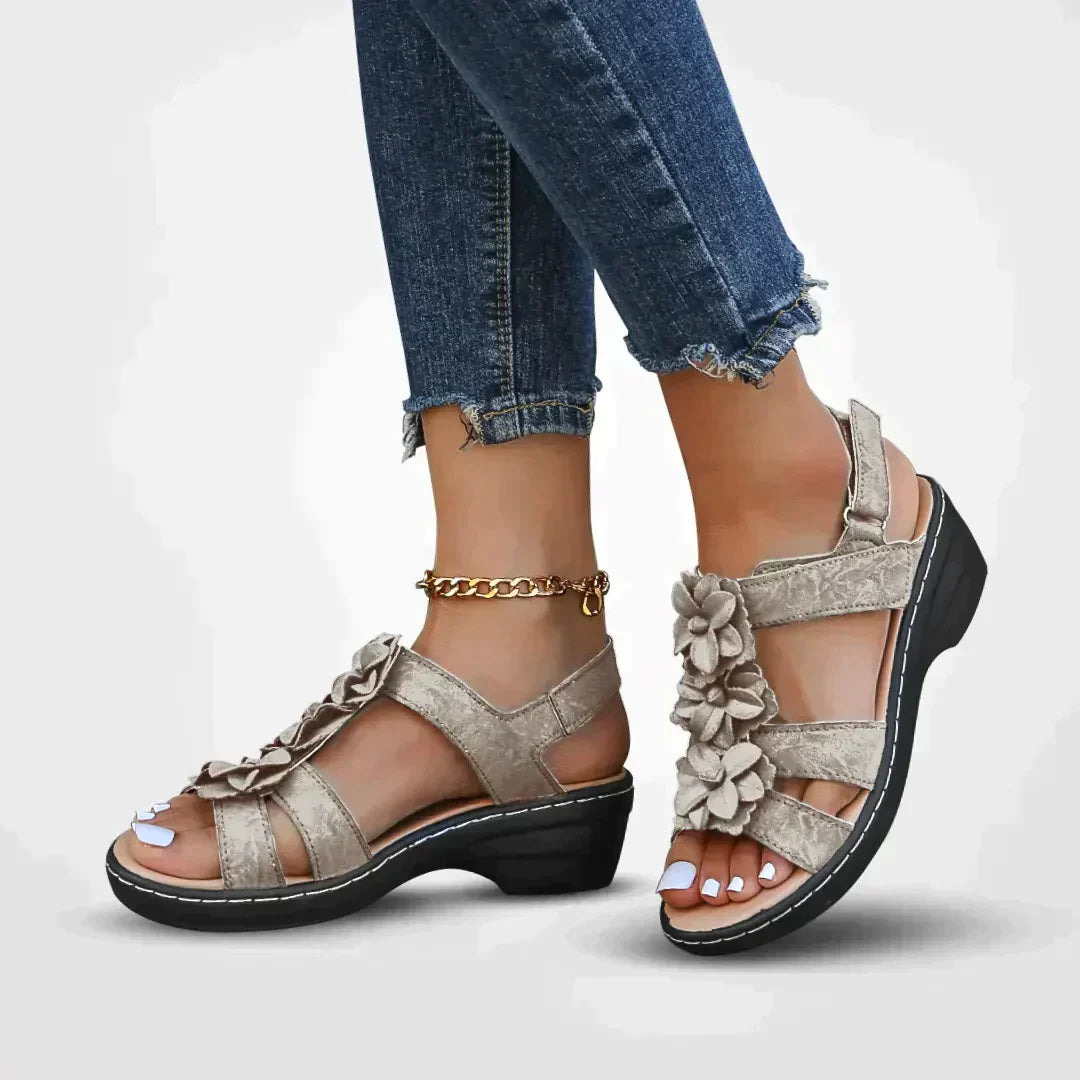Monikas Damen Sommersandale mit Blumenmuster und Plateau