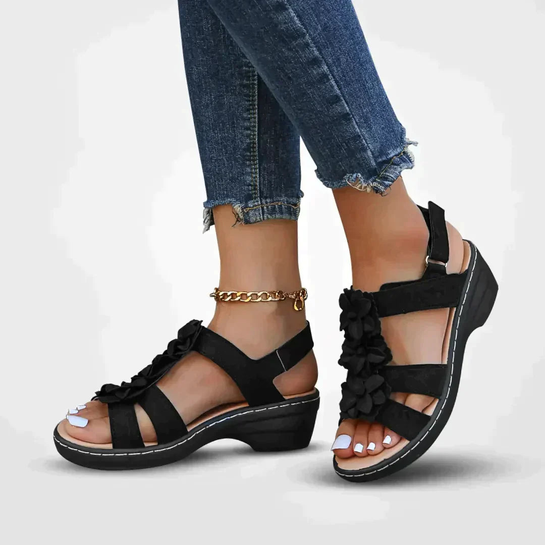 Monikas Damen Sommersandale mit Blumenmuster und Plateau