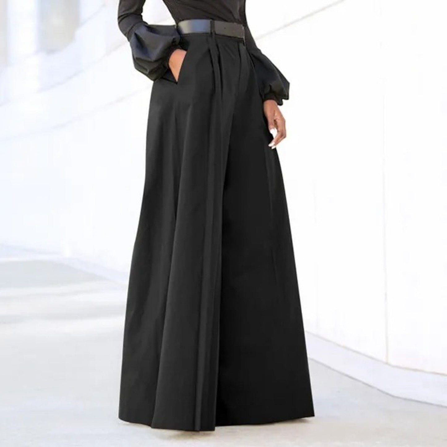Weite, elegante Damenhose mit Falten