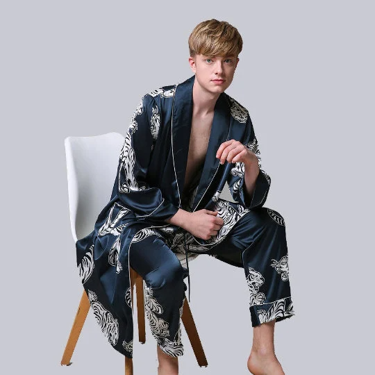 Luxuriöses Herren-Set: Satin-Robe und -Hose mit Animalprint