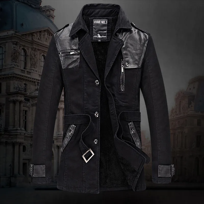 Herren-Trenchcoat mit Gürtel, isoliert