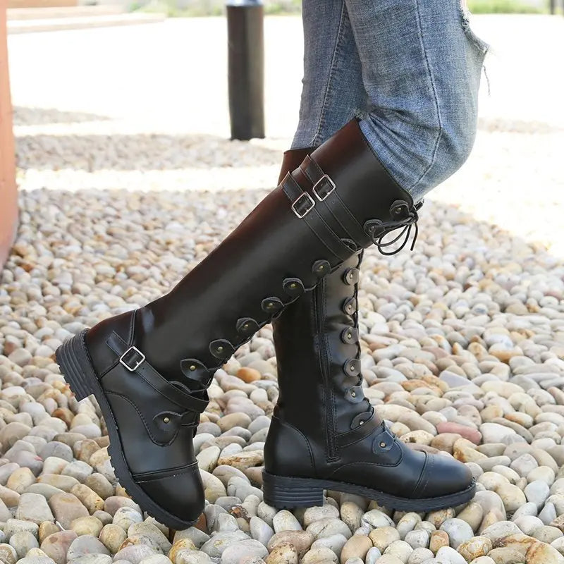Krohn-e | Ritter Niedrige Absatz Bikerstiefel mit Gürtelschnalle Kreuzgurte