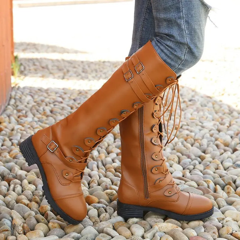 Krohn-e | Ritter Niedrige Absatz Bikerstiefel mit Gürtelschnalle Kreuzgurte