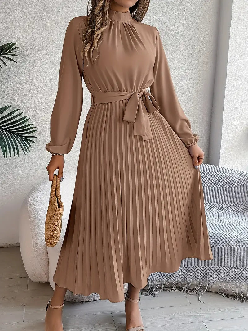 Krohn-e | Schlichtes Kleid mit Stehkragen und Plissiertem Gürtel