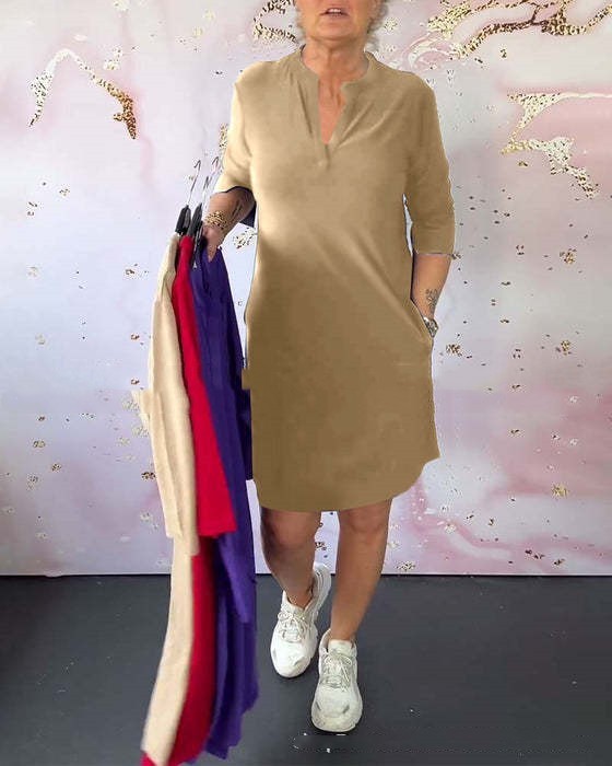 Einfarbiges Kleid von Fudus mit V-Ausschnitt und Dreiviertelärmeln