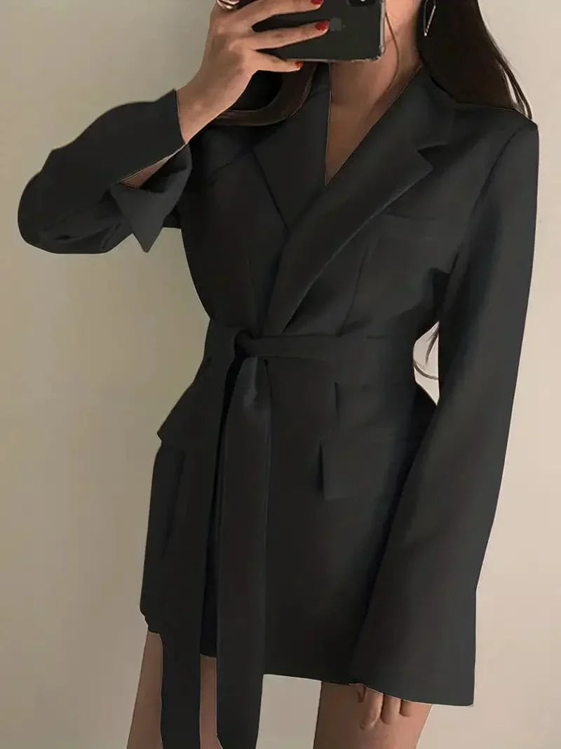 Krohn-e | Blazer Kleid - Taillierte Passform - Reverskragen - Bindegürtel - Mini Länge