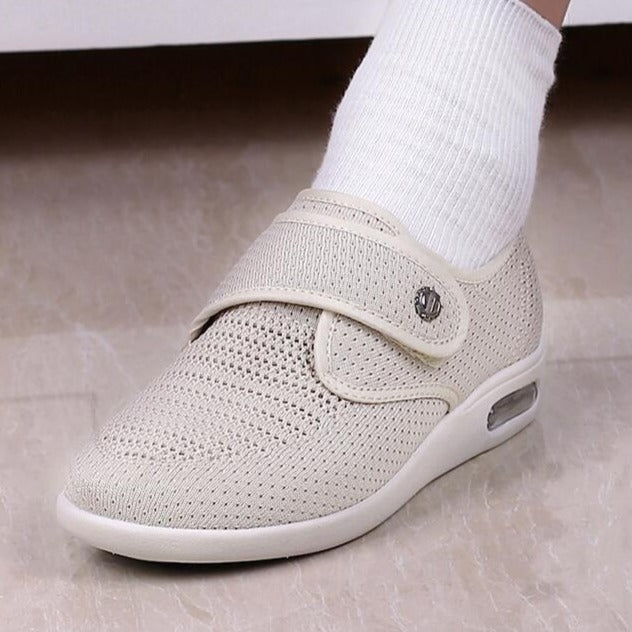 Weite orthopädische Schuhe für Diabetiker mit geschwollenen Füßen