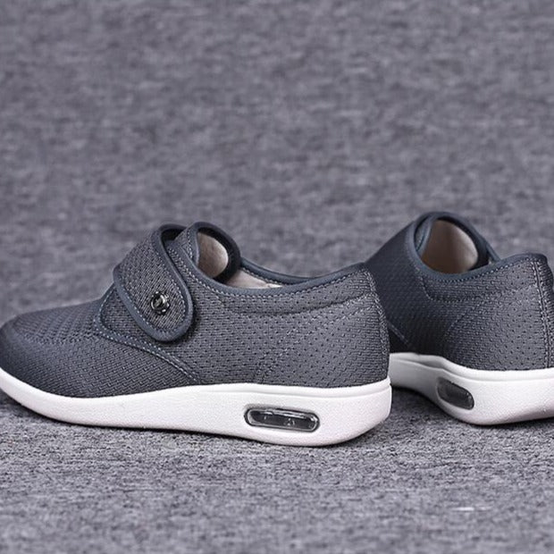 Weite orthopädische Schuhe für Diabetiker mit geschwollenen Füßen