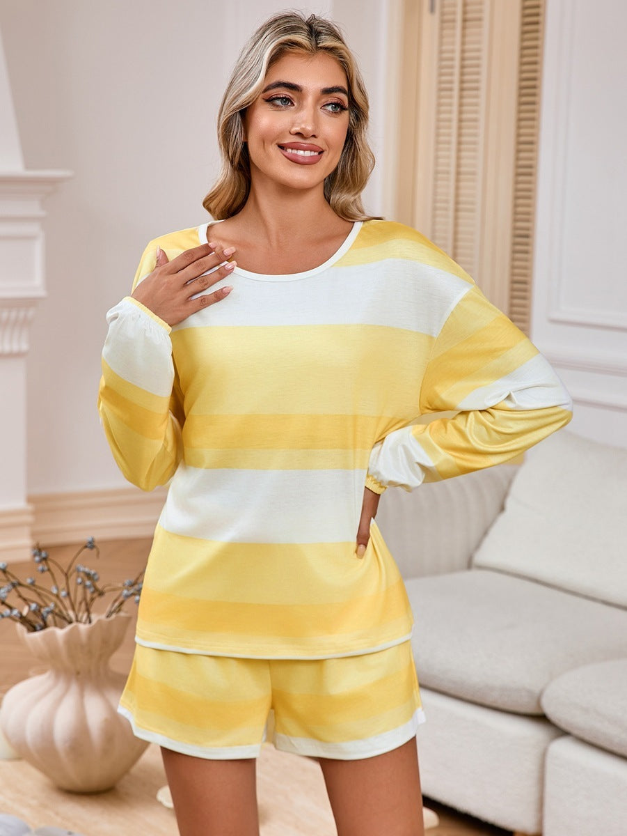 Damen-Set: Langarm-Shirt mit Streifen und Shorts von Fudus