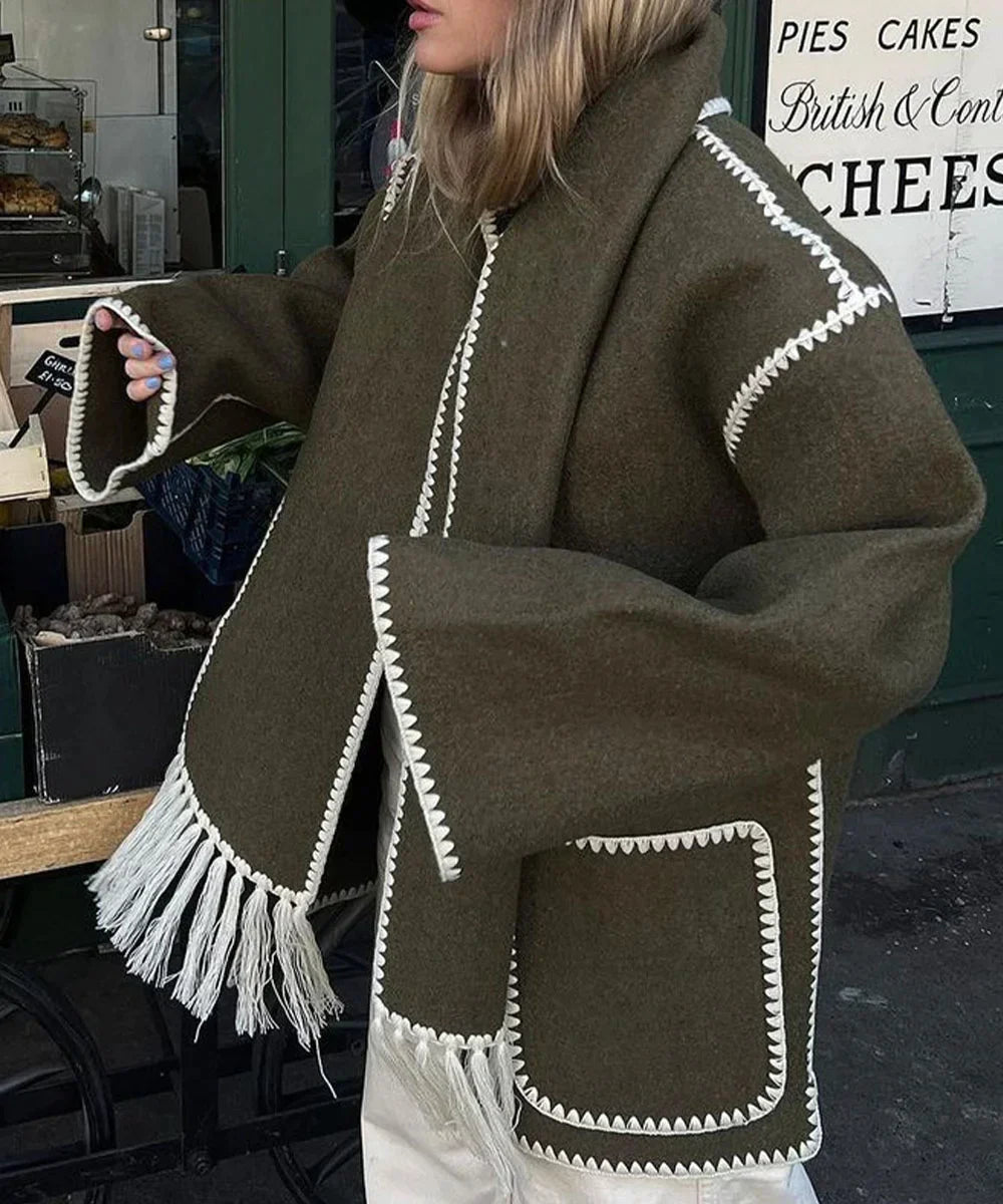 Krohn-e | Zeitloser Pompon-Mantel für Frauen