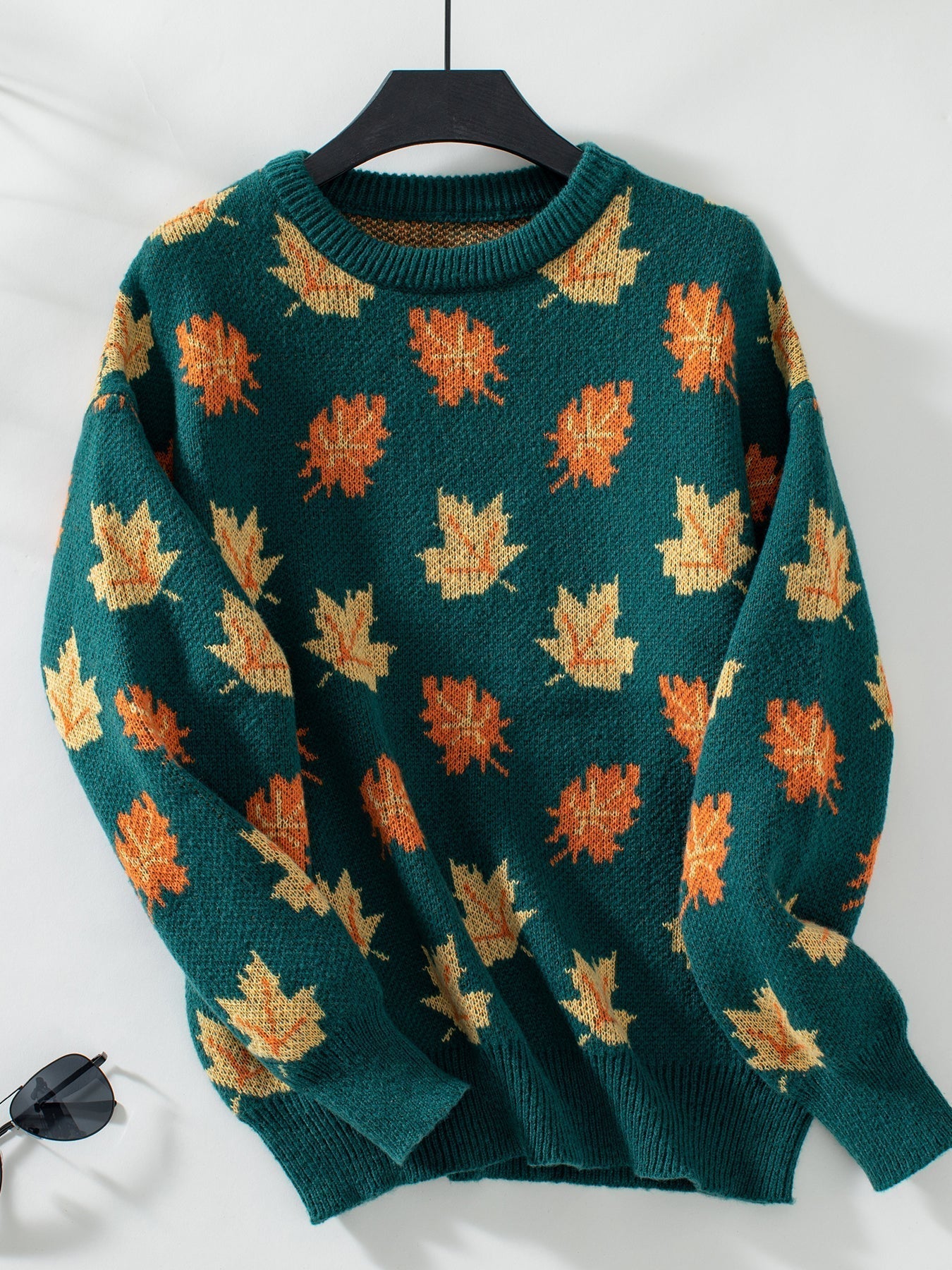 Nilo: Bequemer Pullover mit Ahornblatt-Design