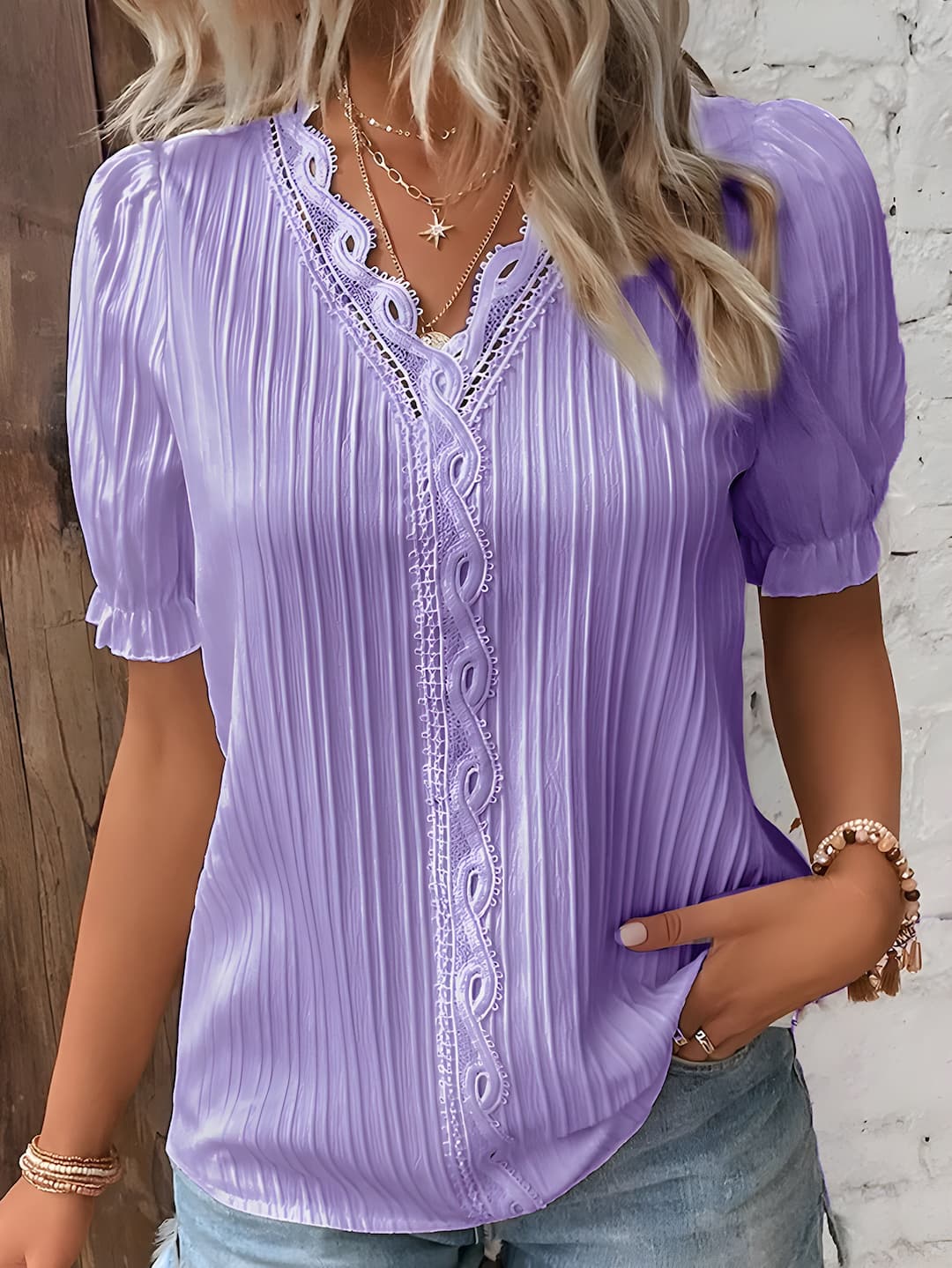 Elegante Bluse mit V-Ausschnitt, Spitzendetail, Faltenstruktur, kurzen Puffärmeln und lockerer Passform von Fudus.