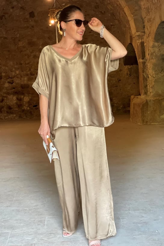 Lässiges Damen-Outfit: Top und weite Hose von Fudus
