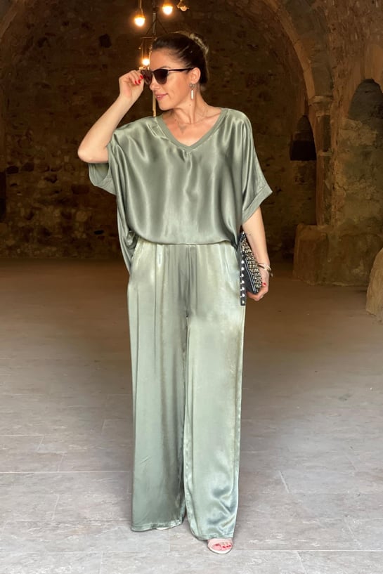 Lässiges Damen-Outfit: Top und weite Hose von Fudus