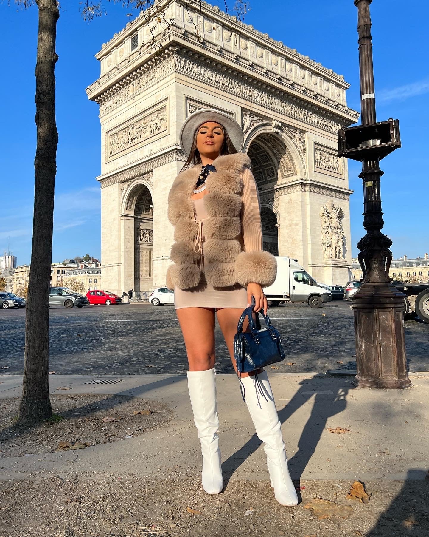 Elegantes, flauschiges Damen-Wintermodell von Korah