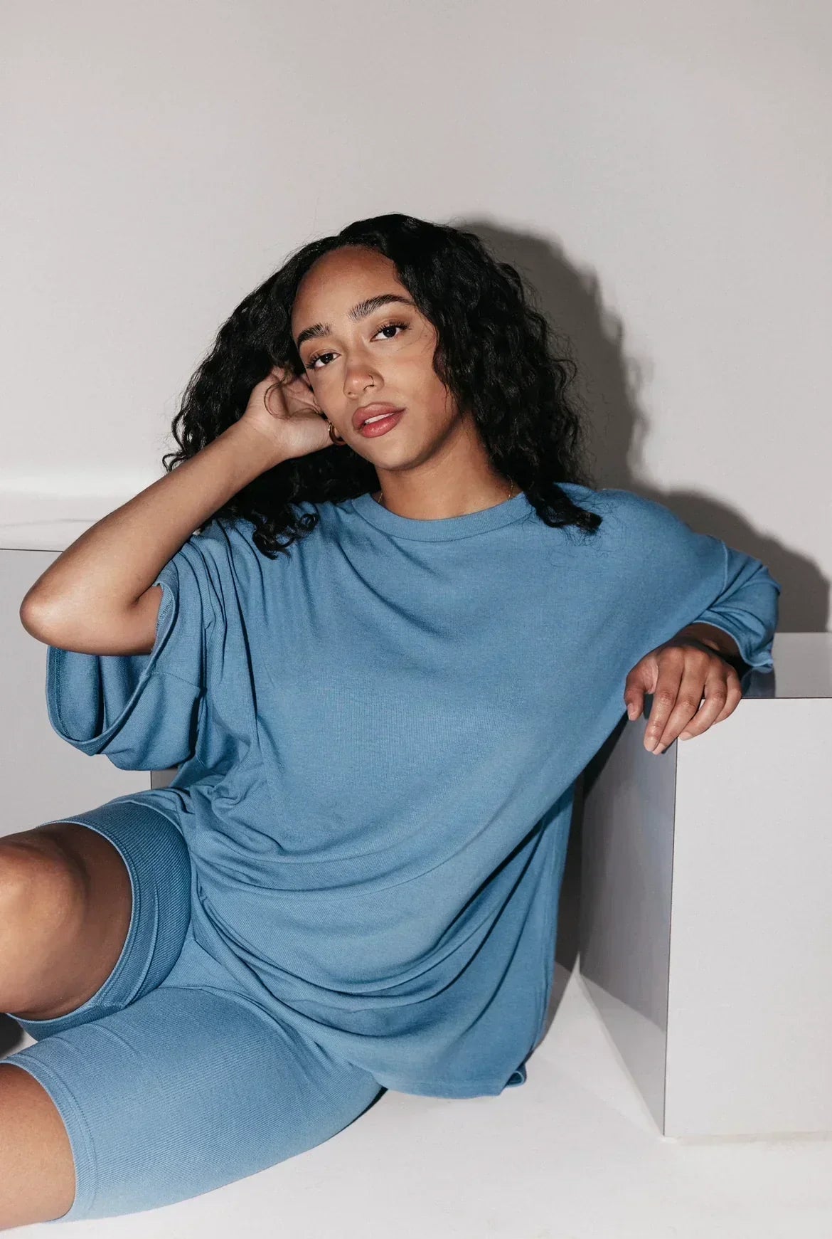 Loungewear Set für Damen: Oversize-Shirt und Bikershorts