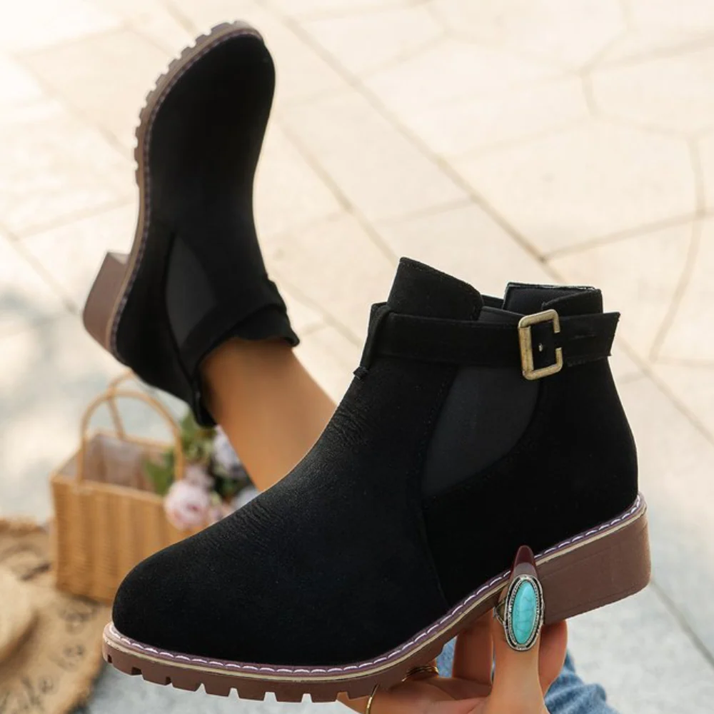 Krohn-e | Stiefeletten – Rauleder-Textur – Schnallenriemen – Blockabsatz – Rutschfeste Sohle