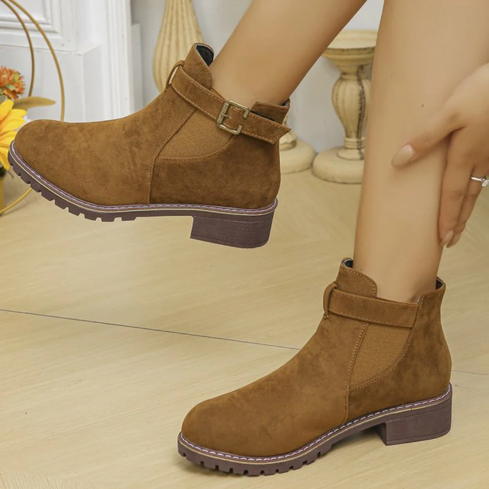 Krohn-e | Stiefeletten – Rauleder-Textur – Schnallenriemen – Blockabsatz – Rutschfeste Sohle