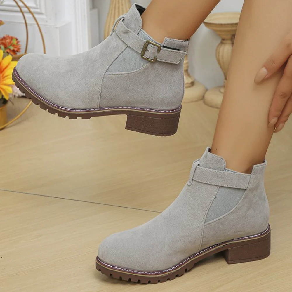Krohn-e | Stiefeletten – Rauleder-Textur – Schnallenriemen – Blockabsatz – Rutschfeste Sohle