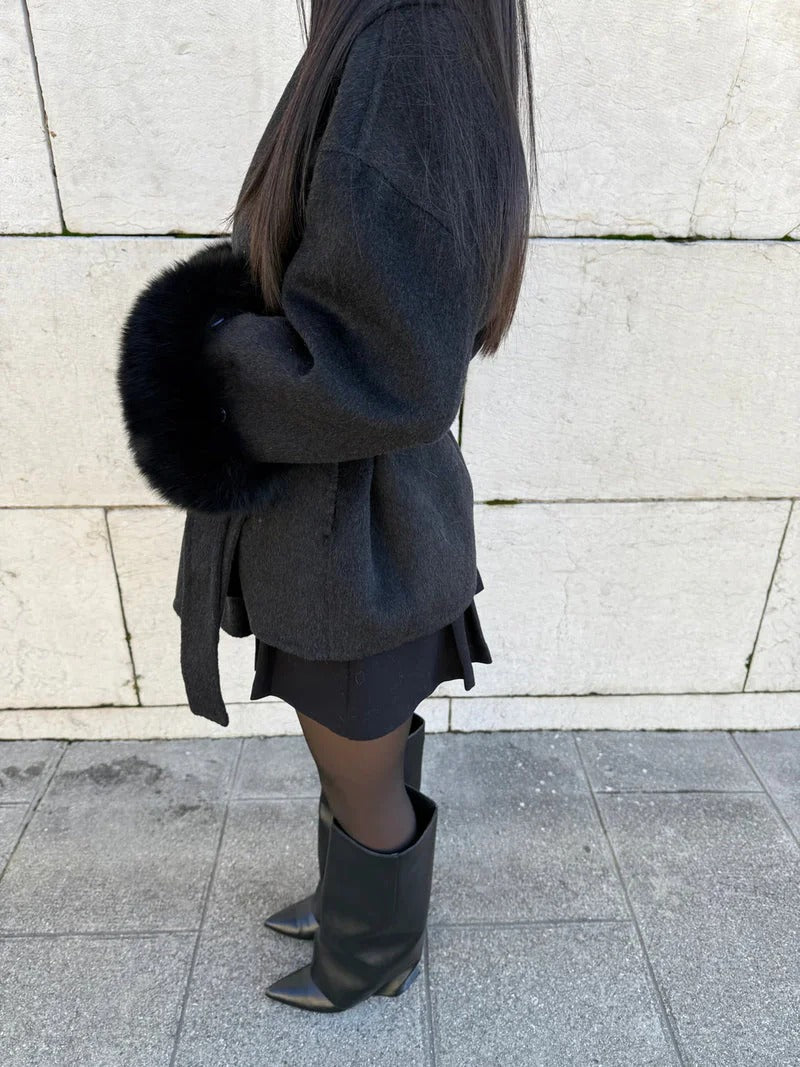 Krohn-e | Wollmantel mit Gürtel und Kunstfellmanschetten Elegante Kurze Wickeljacke