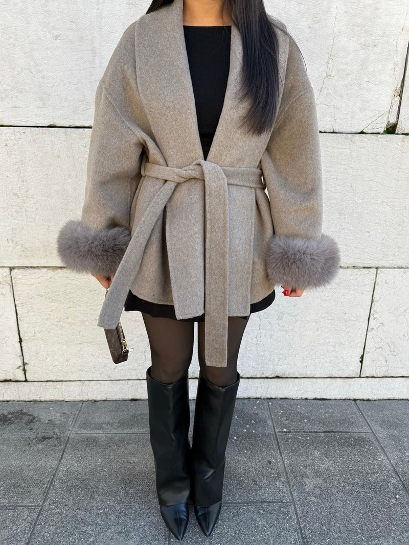 Krohn-e | Wollmantel mit Gürtel und Kunstfellmanschetten Elegante Kurze Wickeljacke
