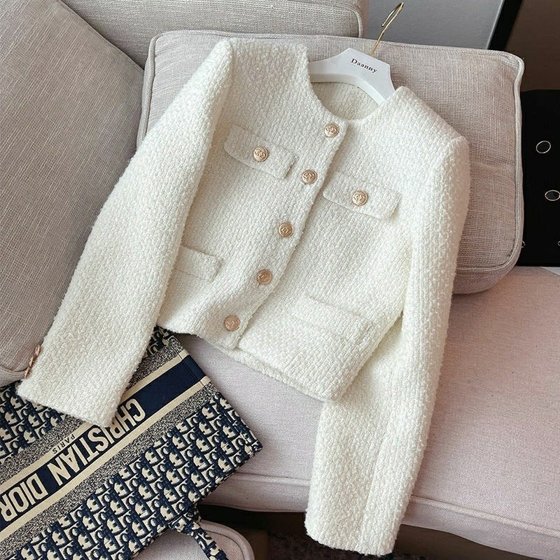 Krohn-e | Kurze Damenjacke aus Bouclestoff mit klassischem Design und Schmuckknöpfen