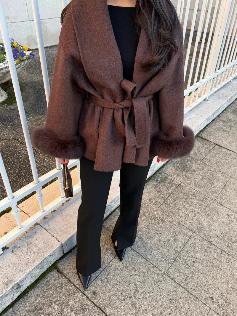 Krohn-e | Wollmantel mit Gürtel und Kunstfellmanschetten Elegante Kurze Wickeljacke